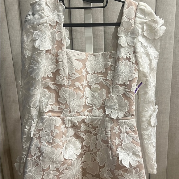 Elegant White Floral Backless Dress - Picture 6 of 9